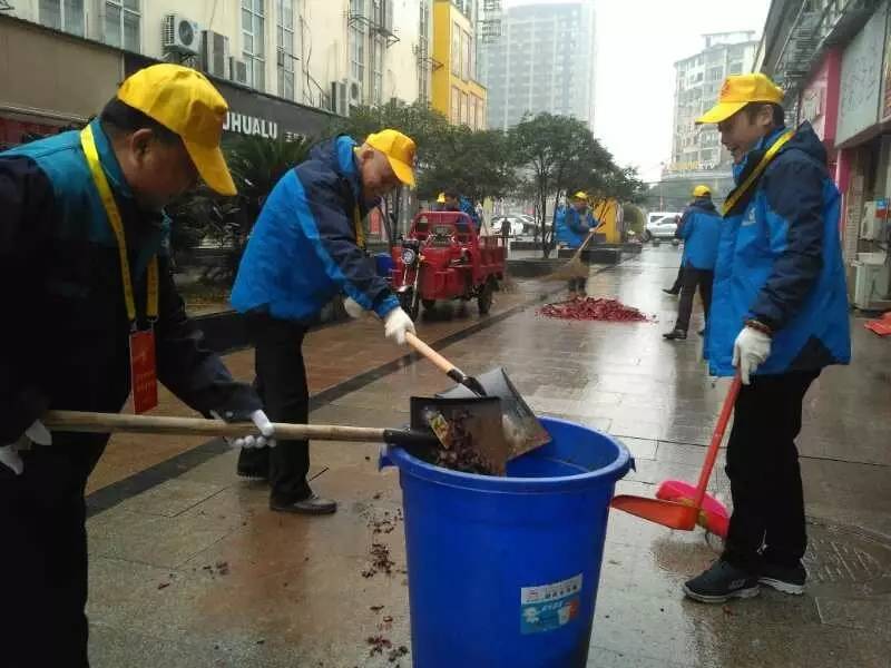 開展衛(wèi)生清理活動 提高黨員服務(wù)意識