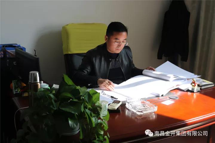 因?yàn)閾?dān)當(dāng)，他為科創(chuàng)城會議服務(wù)中心建設(shè)省下1個億！