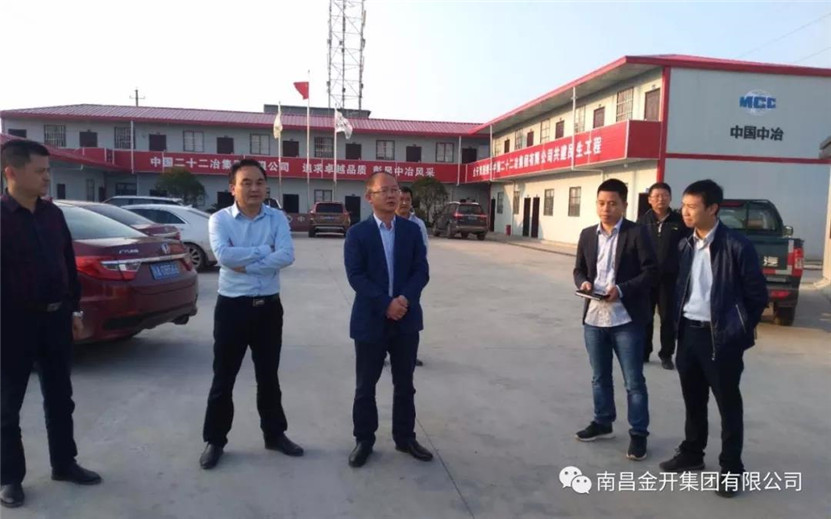 區管委會副調研員、住建局局長饒海鵬現場調度“兩條路”
