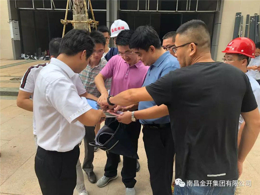 贛江新區(qū)黨工委專職副書記占勇現(xiàn)場調研綠創(chuàng)發(fā)展綜合體
