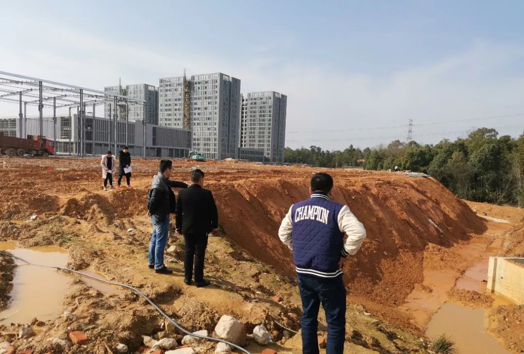 實地巡查工地進度 現場解決安全隱患 