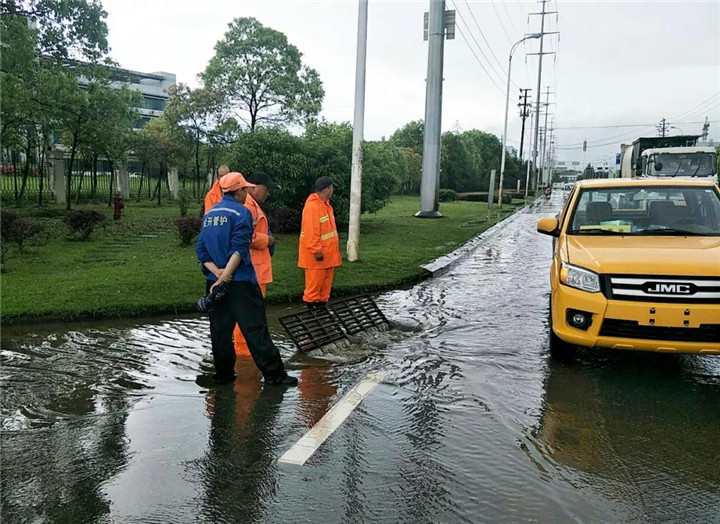 狂風暴雨堅守一線 保障交通排澇搶險