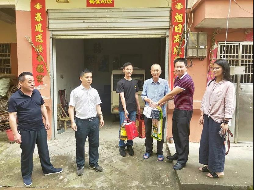 集團機關黨支部開展“慰問貧困戶 情暖端午節(jié)”黨日活動