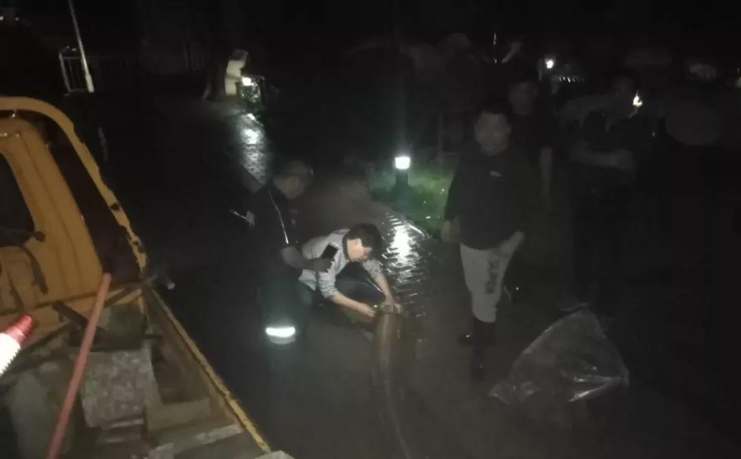 【點(diǎn)贊！】大雨淹了居民樓 管護(hù)公司迅速出動(dòng)