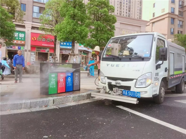管護公司全面開展垃圾桶清洗及更換專項整治工作