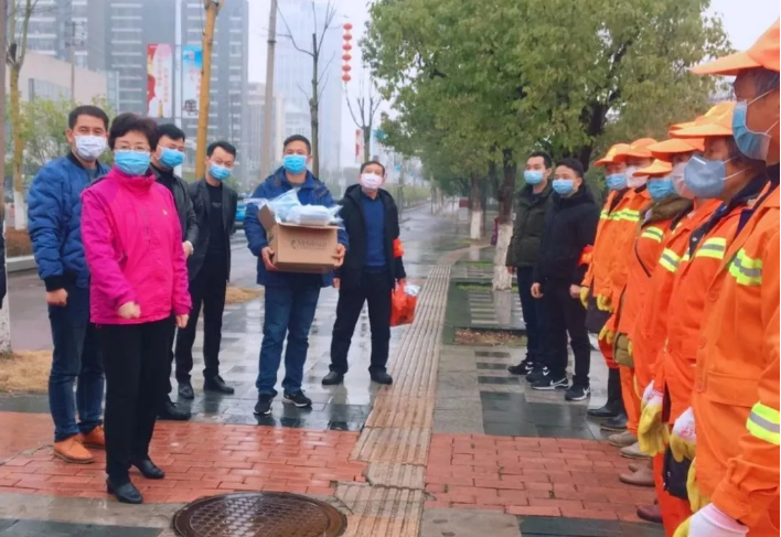 區工委委員、管委會副主任王勵帶隊看望一線環衛工人