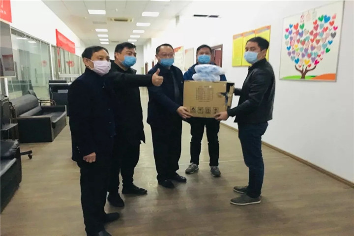蛟橋鎮再次為抗擊疫情一線環衛工人送來一次性外用口罩