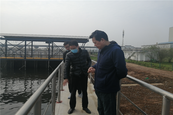 集團(tuán)董事長謝榮華清明節(jié)視察白水湖污水處理廠項目