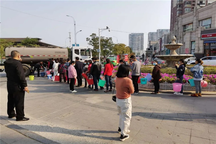 金開集團管護公司為停水居民送上生活用水