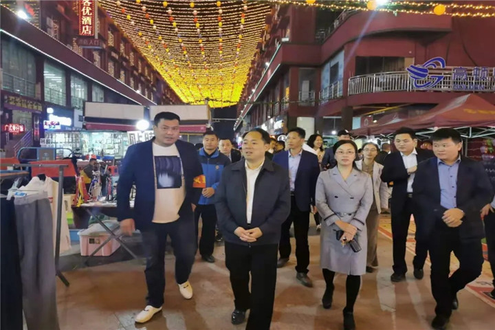 區(qū)黨工委副書記、管委會主任于立山一行夜訪紫荊夜市