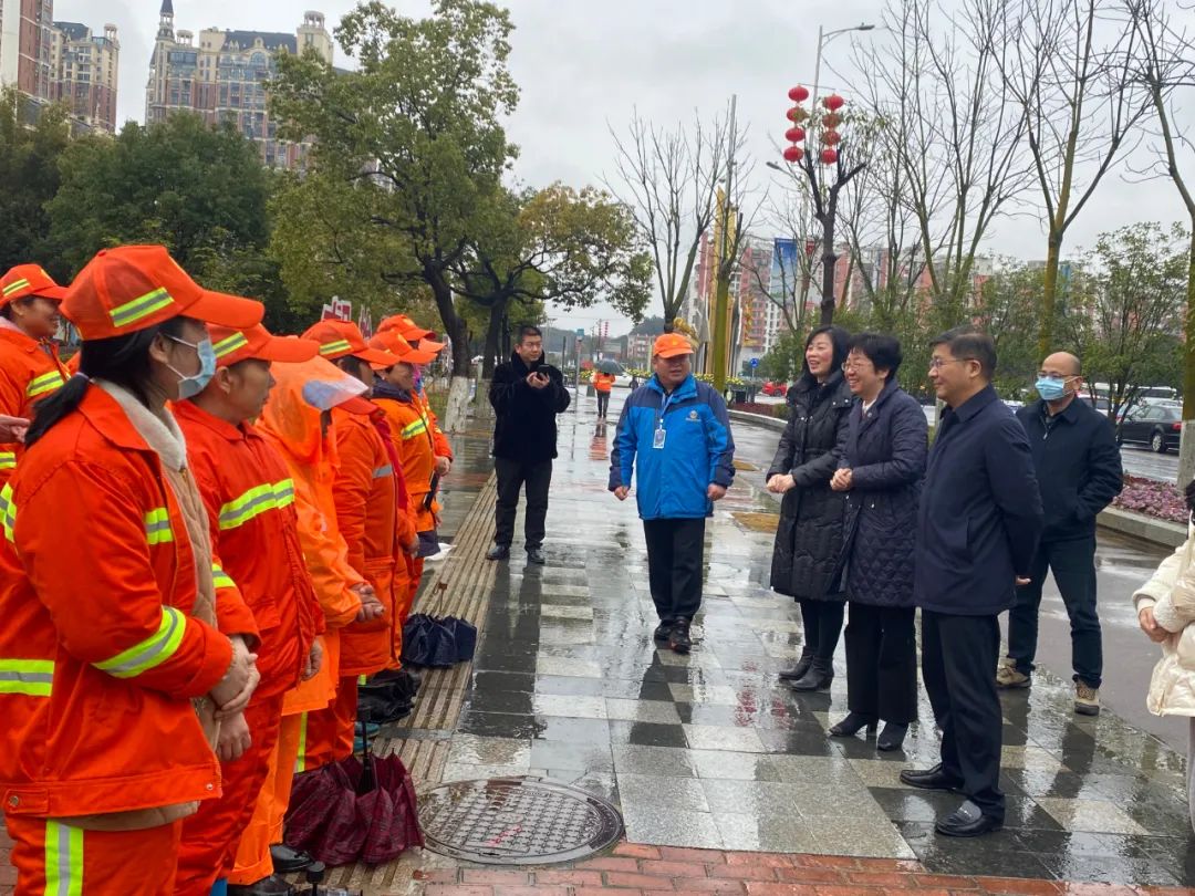 區黨工委委員、管委會副主任王勵一行慰問環衛工人