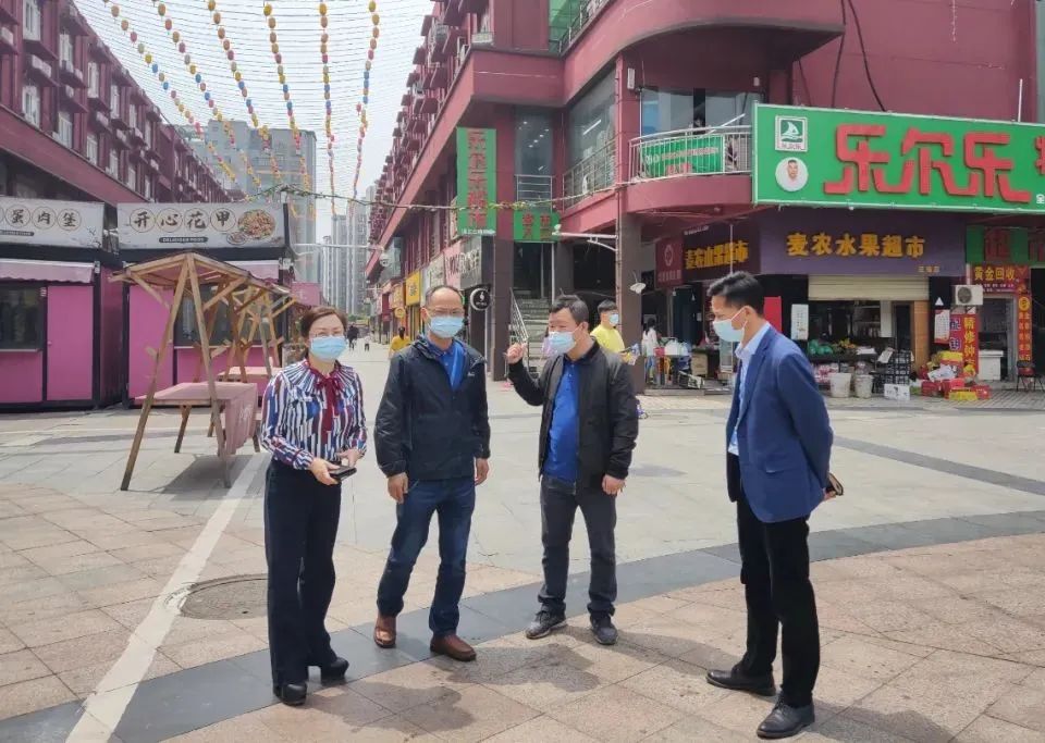 鐘序輝察看楓林產業公司物業服務項目點工作情況