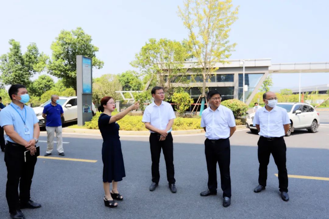 梅峰調研工業園區建設和閑置廠房盤活處置工作