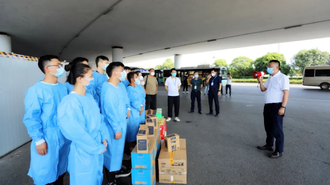 袁扣華赴昌北機(jī)場慰問集團(tuán)防疫工作人員